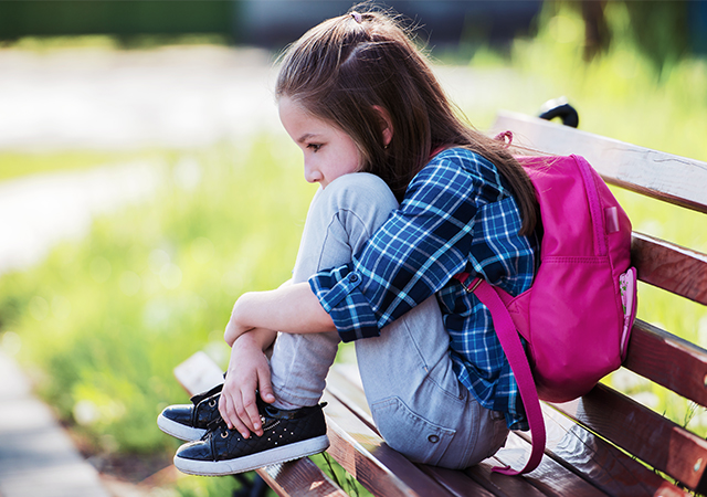 子どもが学校に行きたくないと言い出した時、まずは感情を否定せずに受け止めることから始めましょう。