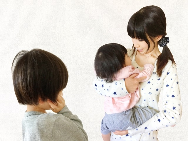 工夫次第で上の子もご機嫌！子供への「ちょっと待ってて」を減らす簡単な方法｜Ribbonの育児ブログ