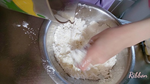材料３つで簡単手作り！子どもと小麦粉粘土を作っておうち時間を楽しもう！｜Ribbonの育児ブログ