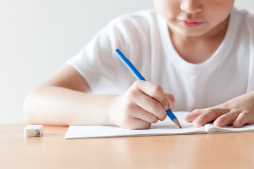 子どもが「なぞり書き練習」でつまずいたら試してみて！シールを使って「できた！」を体験｜Ribbonの育児ブログ
