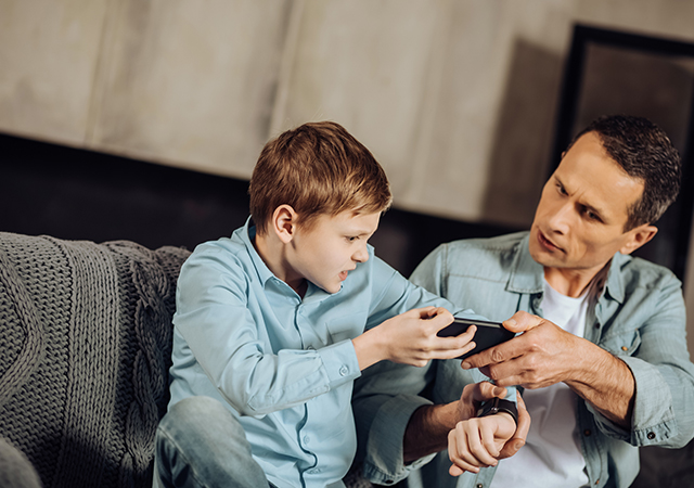 子どものスマホ依存が心配。予防と対策に有効な声かけのコツについて精神科医飯島先生にお伺いしました。