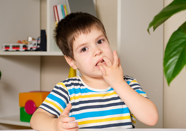 爪を噛むクセがある子のデメリットは？ヨコデンタルクリニック院長の横引先生に伺いました。